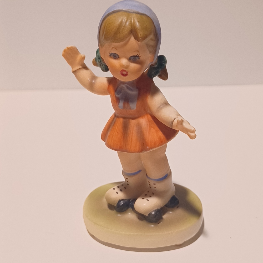 EUC Vintage Napcoware Ceramic Girl Roller Skater Figurine
